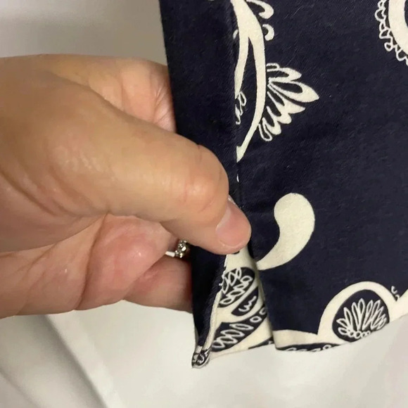 Oscar De La Renta  navy/white large flower capri pants size 8 - Picture 5 of 7